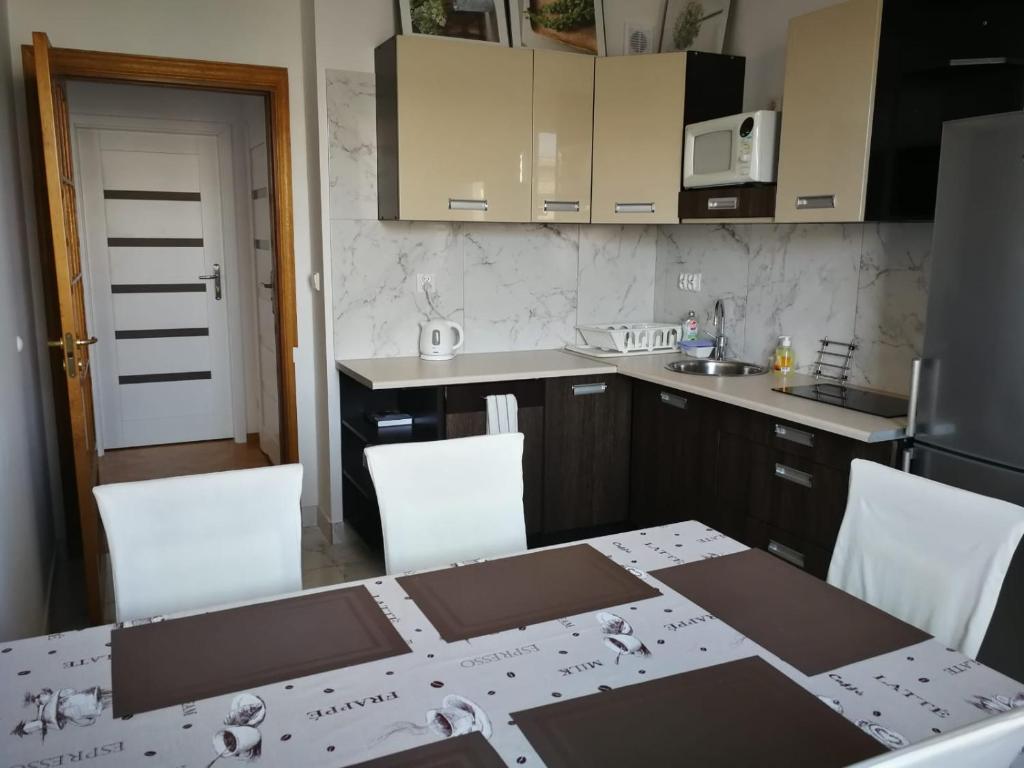 Kuchyňa alebo kuchynka v ubytovaní Center Warsaw - Apartmenty Jana Pawła II