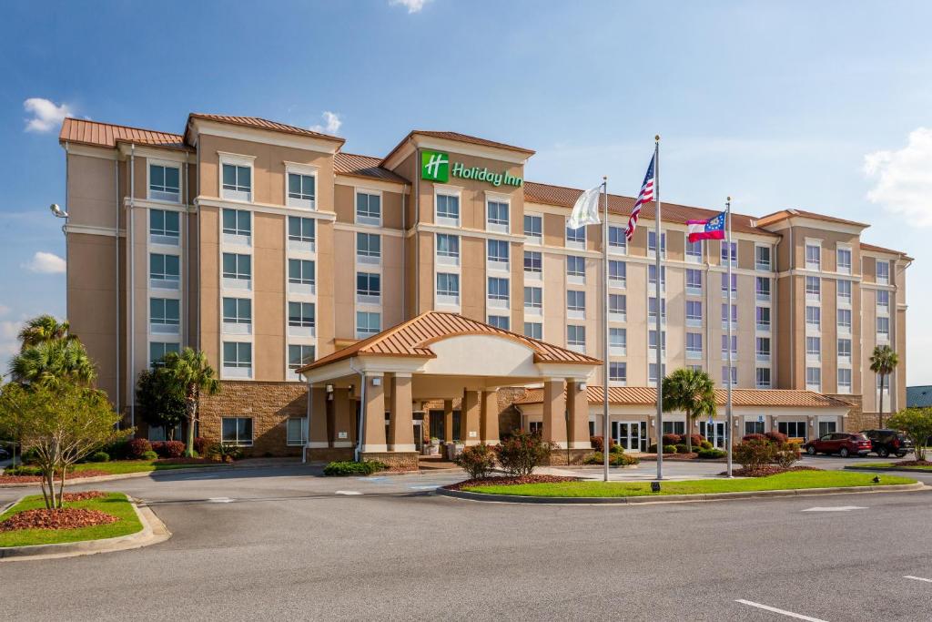 uma vista exterior de um hotel em Holiday Inn Valdosta Conference Center, an IHG Hotel em Valdosta