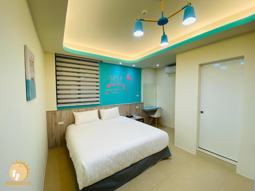 Postel nebo postele na pokoji v ubytování Ta Lang Guan Hai Mei Su B&B