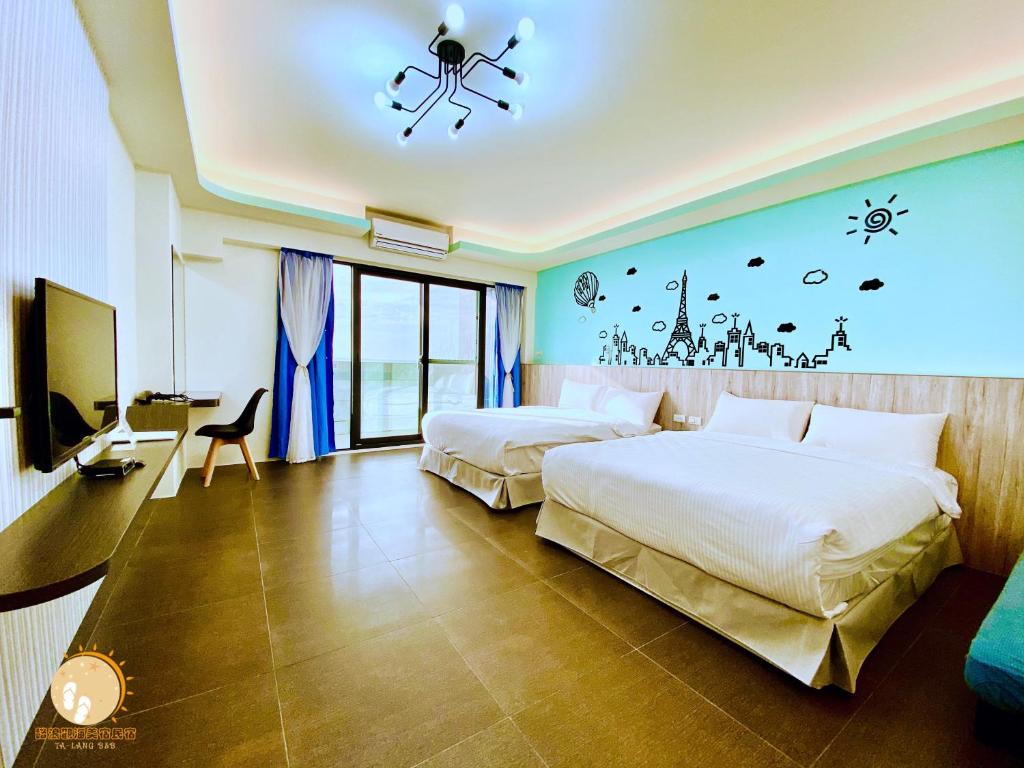 een hotelkamer met 2 bedden en een televisie bij Ta Lang Guan Hai Mei Su B&B in Magong