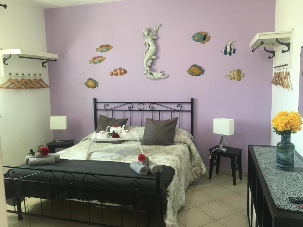 1 dormitorio con 1 cama con calcomanías de caballito de mar en La Sirenetta, en Passoscuro