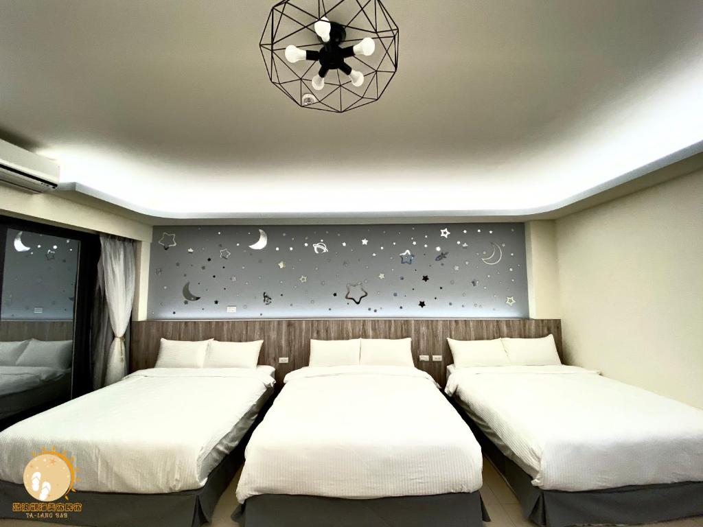 Postel nebo postele na pokoji v ubytování Ta Lang Guan Hai Mei Su B&B