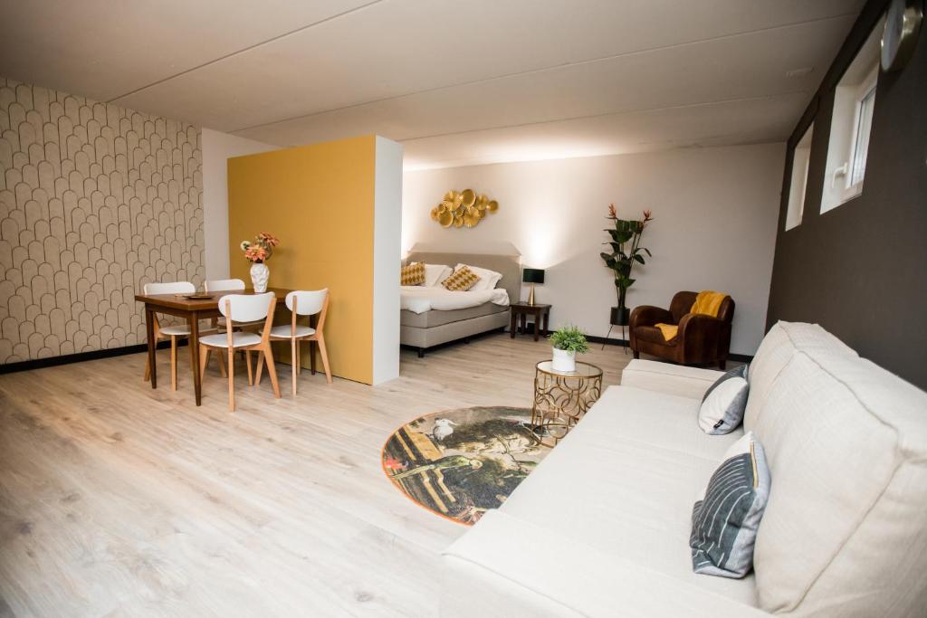 sala de estar con sofá blanco y mesa en appartement - sauna - natuur - Utrecht, en Soest