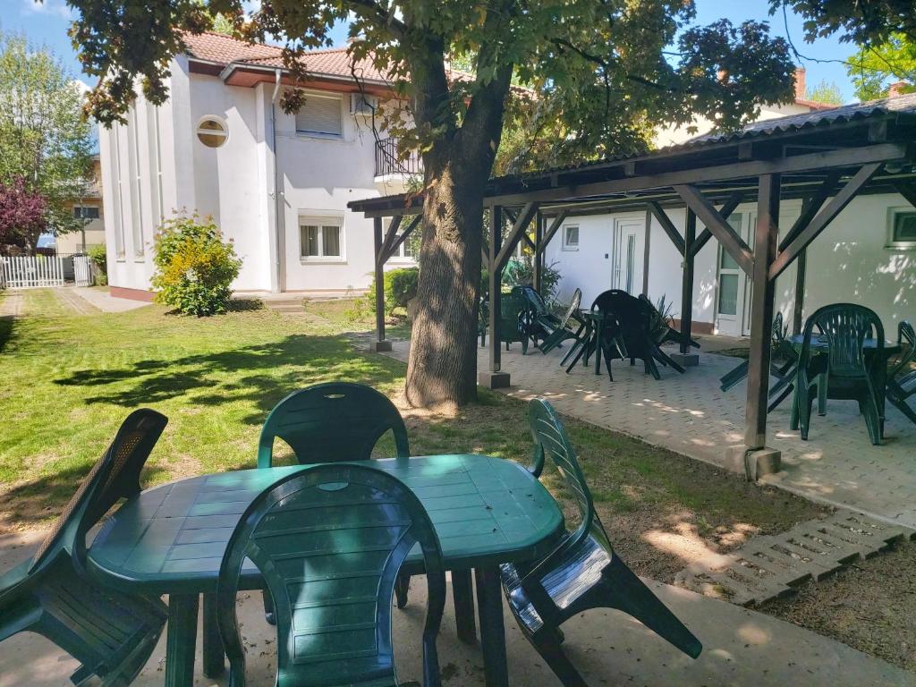 A garden outside Ilona Apartmanház
