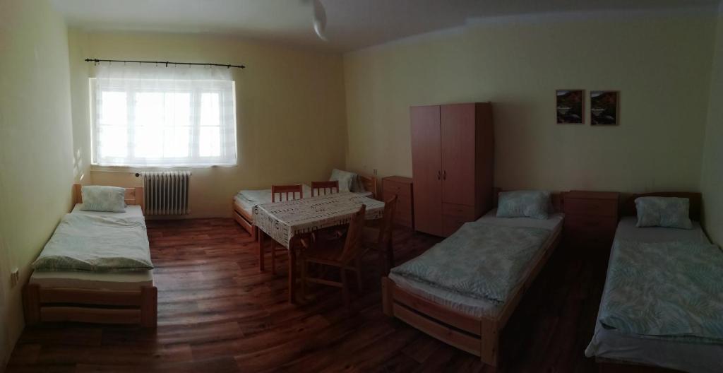Postel nebo postele na pokoji v ubytování Turistická ubytovňa SHB ,Štrbské Pleso - Vysoké Tatry