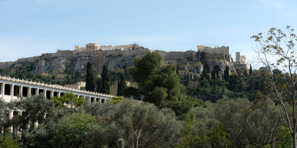 un castillo en la cima de una montaña con árboles en Beautiful City Suites, en Atenas