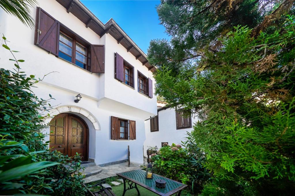 a white house with a table in front of it at Villa Nina in Panagia
