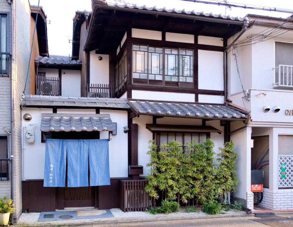 京都市にあるTsurui Goshonishi 鶴居御所西の青いカーテンの家