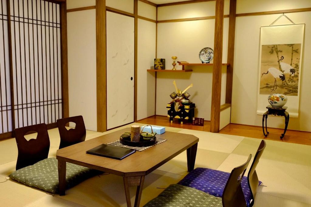 京都市にあるTsurui Goshonishi 鶴居御所西のダイニングルーム(テーブル、椅子付)