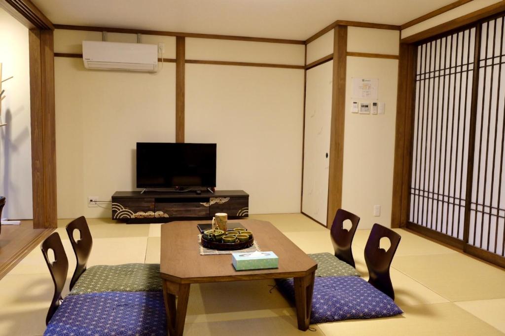 Tsurui Goshonishi 鶴居御所西にあるテレビまたはエンターテインメントセンター
