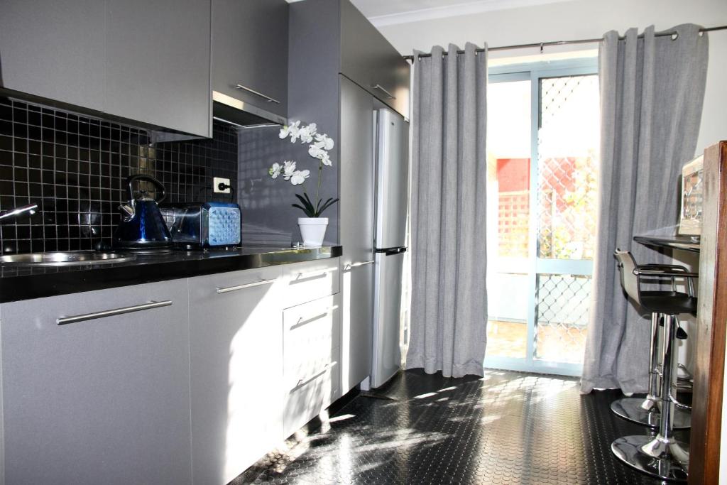 Kuchyň nebo kuchyňský kout v ubytování Mariners Court Hotel Sydney