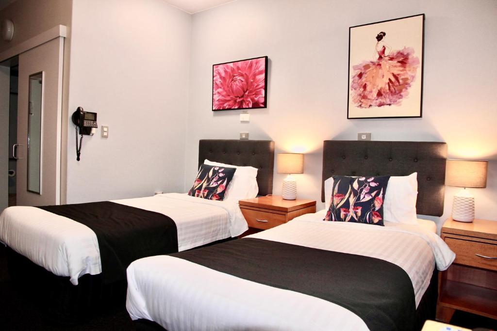 Postel nebo postele na pokoji v ubytování Mariners Court Hotel Sydney