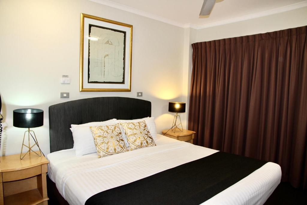 Postel nebo postele na pokoji v ubytování Mariners Court Hotel Sydney