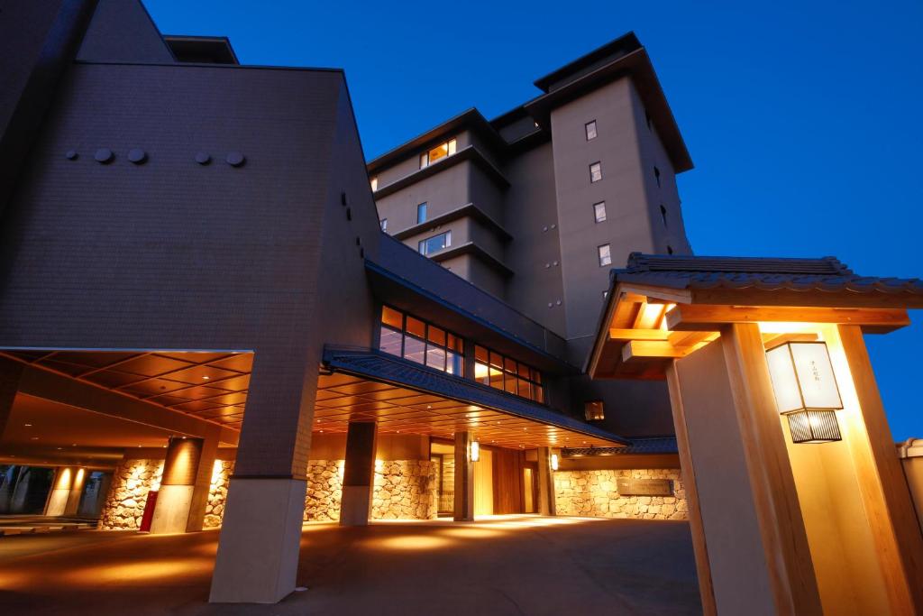 una representación de un edificio por la noche en The Shiroyama Terrace Tsuyama Villa en Tuyama