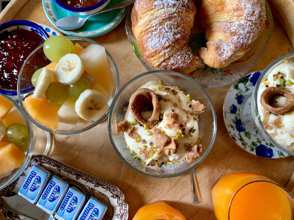 a table topped with bowls of food and bread at Villino Eleonora in Parghelia