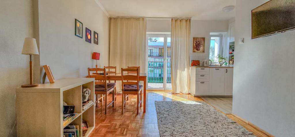 eine Küche und ein Esszimmer mit einem Tisch und einem Esszimmer in der Unterkunft Sopot Apartament in Sopot