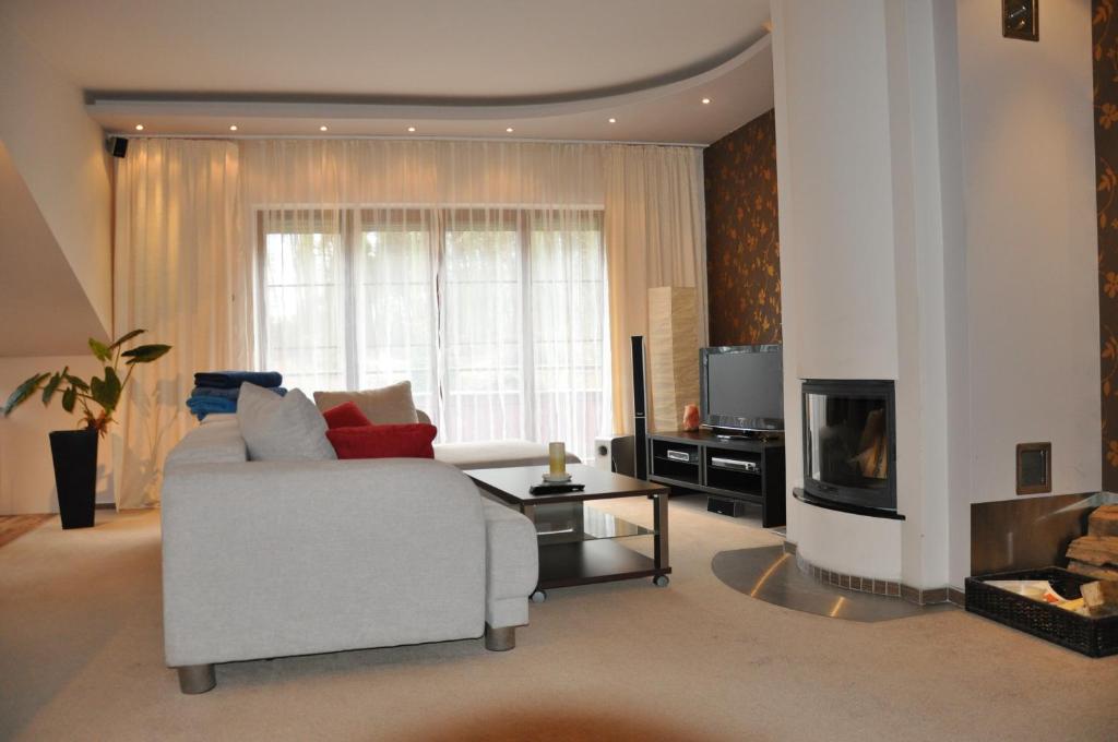 TV a/nebo společenská místnost v ubytování Apartmán Bílá Hora - Roudná