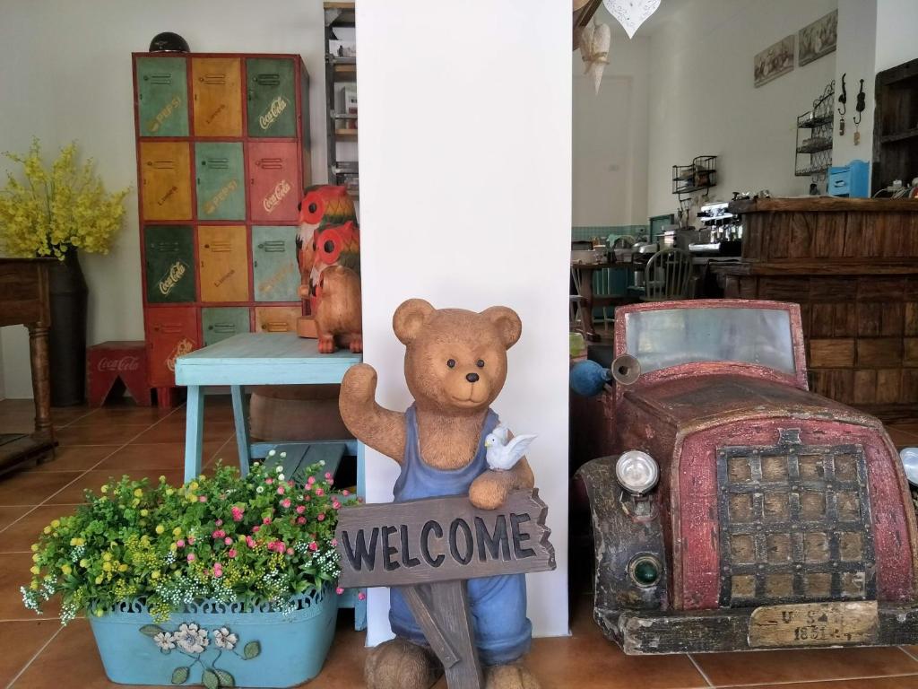 ein Teddybär mit einem Willkommensschild in einem Laden in der Unterkunft RUBATO B&B in Hualien
