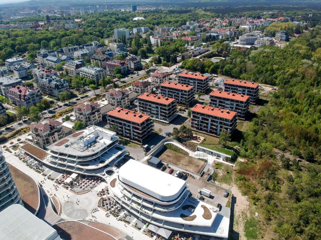 uma vista aérea de uma grande cidade com edifícios em Apartamenty Świnoujście - Baltic Park em Świnoujście