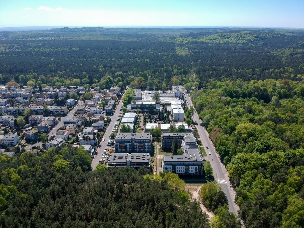 an aerial view of a parking lot in a city at Apartamenty Świnoujście - Zacisze Leśne in Świnoujście
