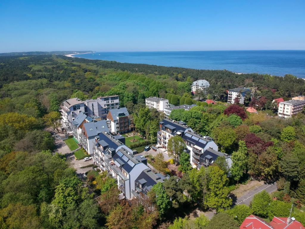 an aerial view of a house with trees and the ocean at Apartamenty Świnoujście - Rezydencja Sienkiewicza in Świnoujście