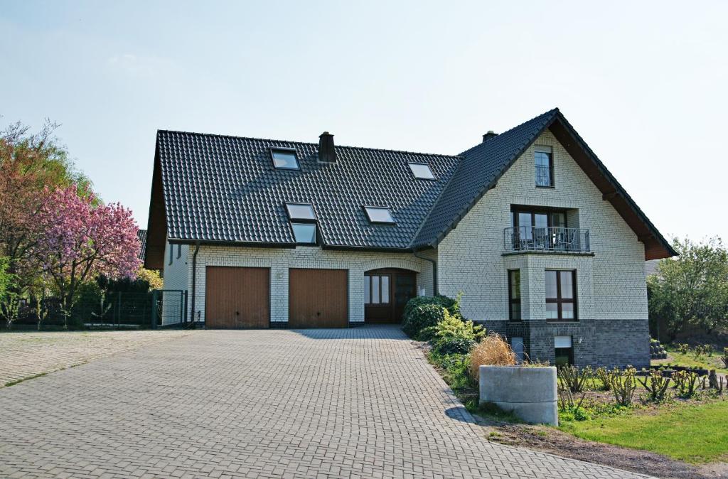 una casa grande con una entrada delante de ella en Ferienwohnung Bergblick Xanten, en Xanten