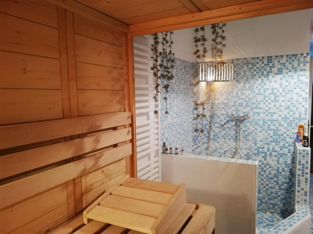 Bagno di Fancy Luxury Home In Former Tavern