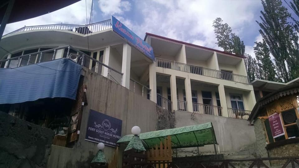 un bâtiment avec un panneau sur son côté dans l'établissement Karim Hotel, à Hunza