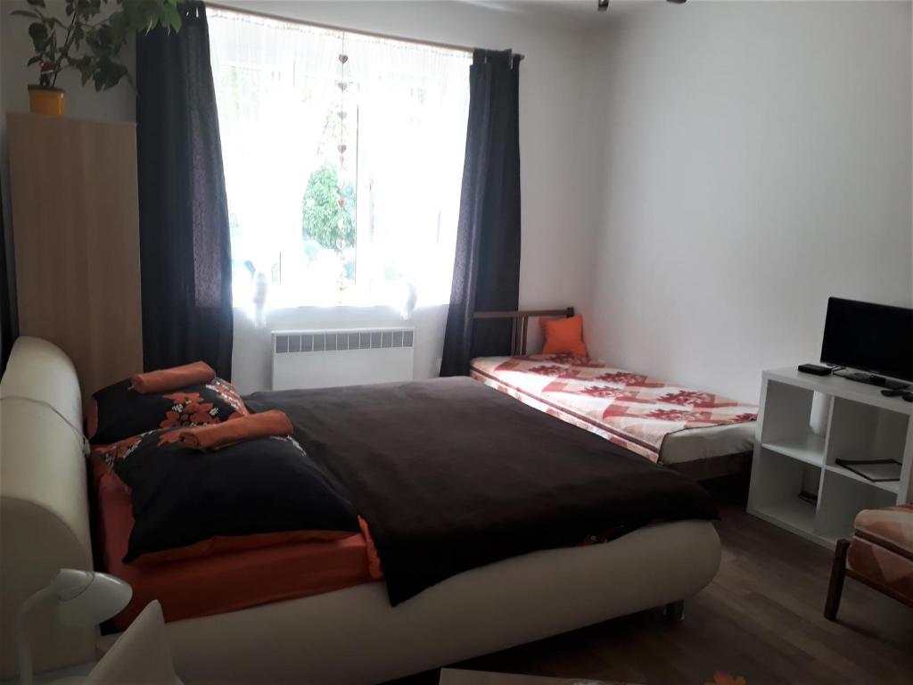 Postel nebo postele na pokoji v ubytování Apartmány Karlštejn