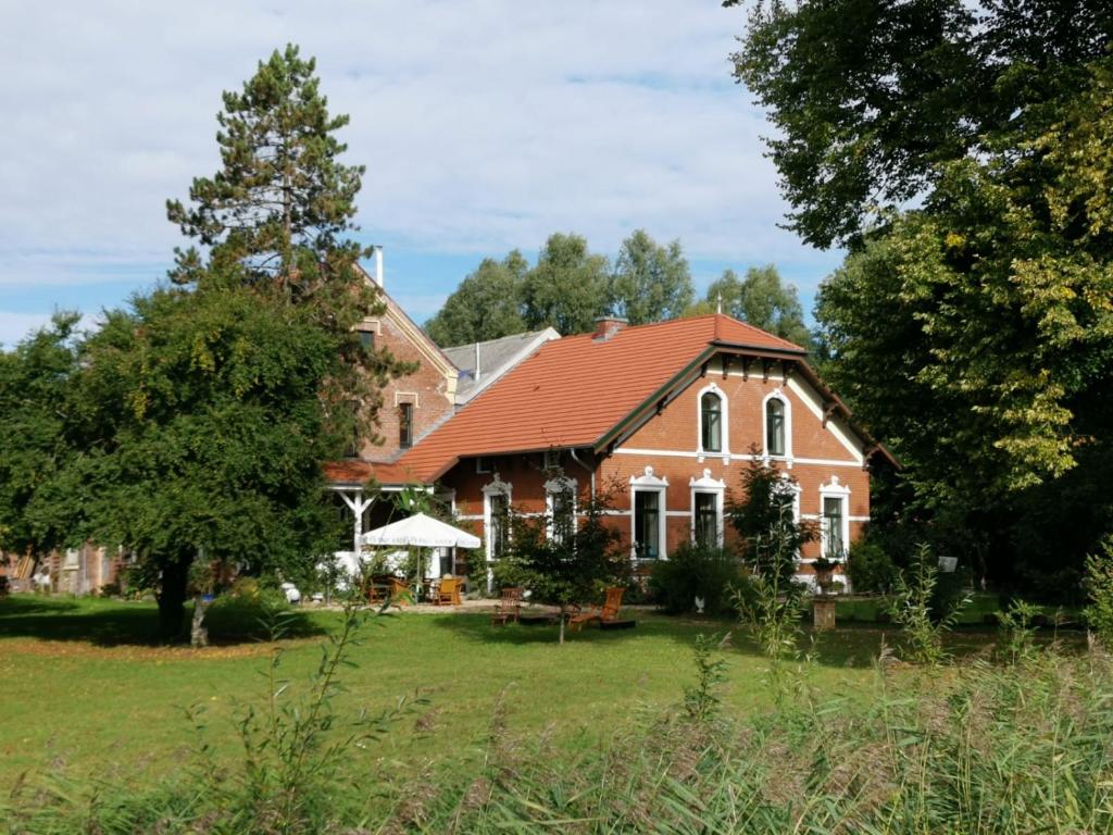 una gran casa de ladrillo con techo rojo en Johannes Hof en Bunde