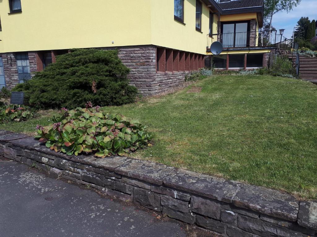 a retaining wall in front of a house at Monteurunterkunft Oberaula in Oberaula