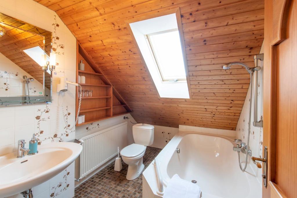 un bagno con vasca, WC e lavandino di Landhaus GRETE a Stubenberg