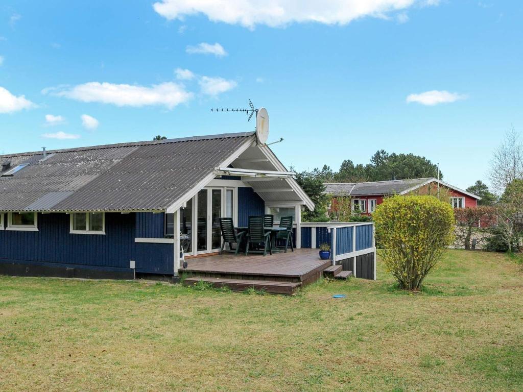 Casa azul con porche y terraza en 6 person holiday home in Hadsund, en Als