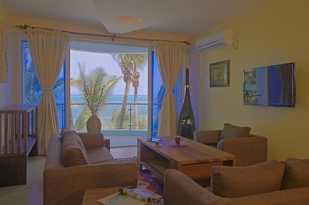 Posezení v ubytování Cowrie Shell Beach Apartments Official