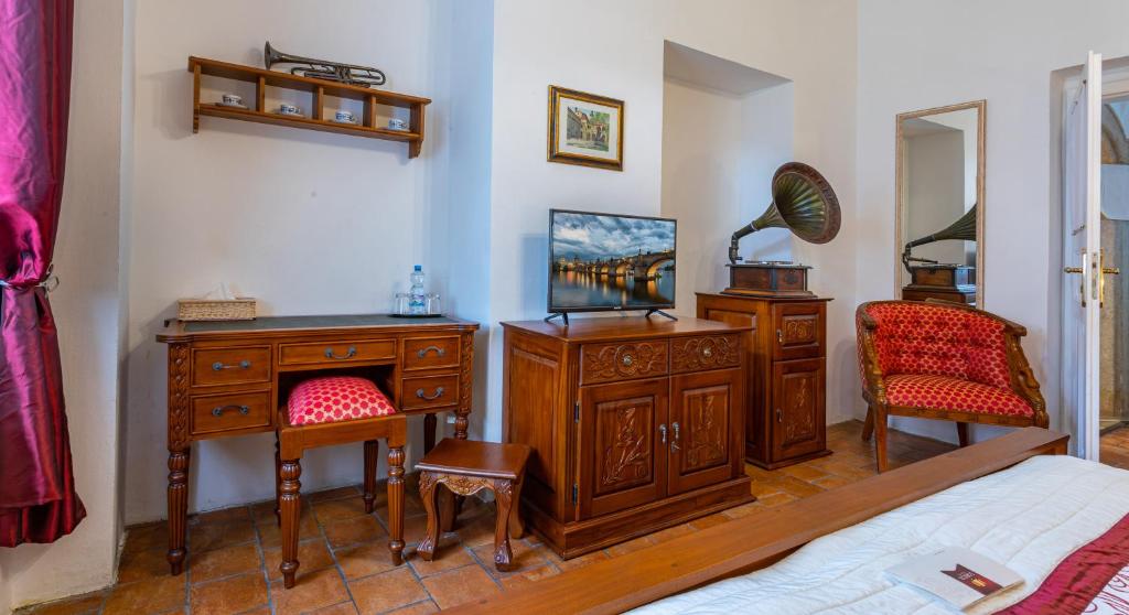 TV a/nebo společenská místnost v ubytování Loreta Hotel