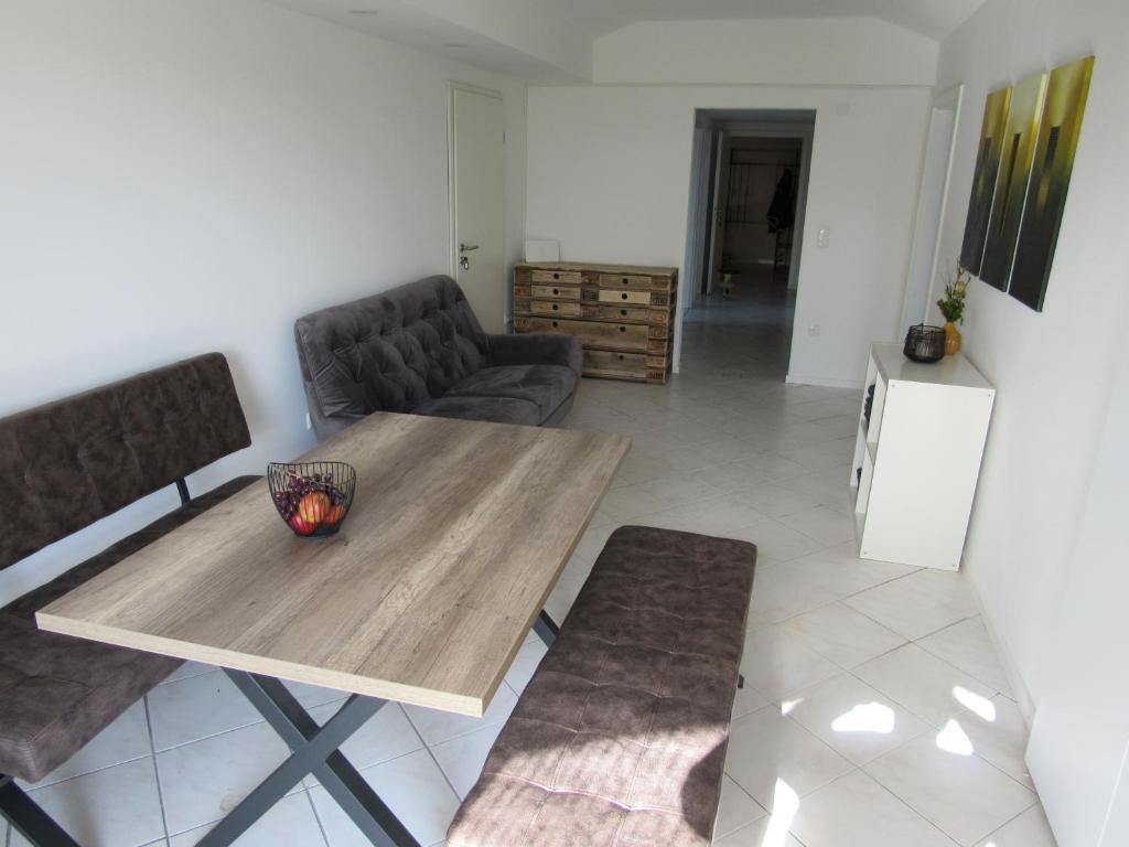 a living room with a wooden table and chairs at Wohlfühlwohnung in Ergolding in Ergolding