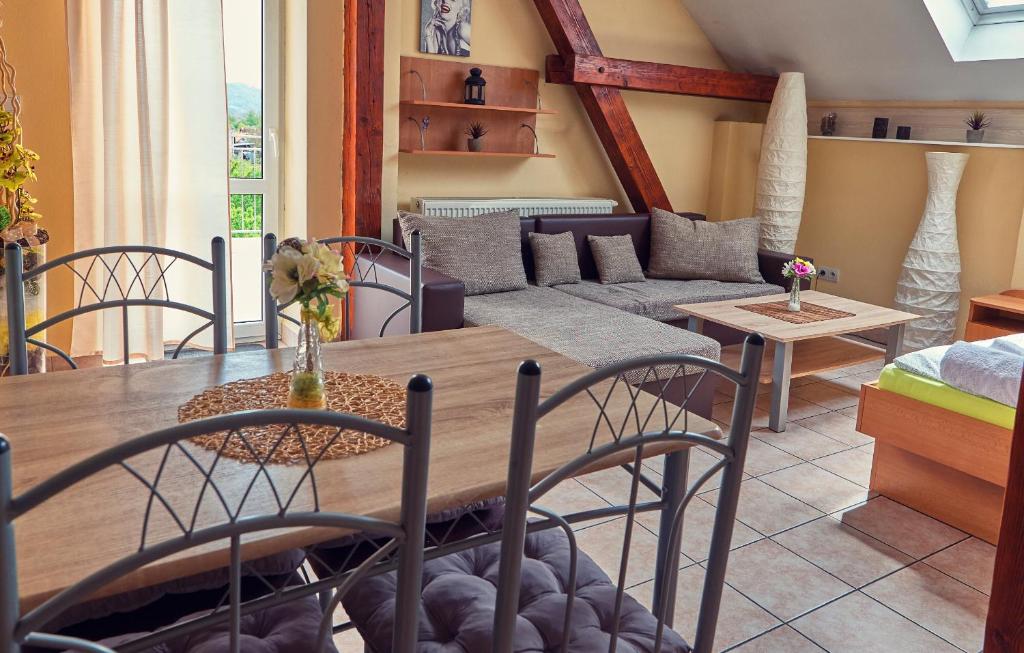 salon ze stołem, krzesłami i kanapą w obiekcie Penzión Fox w mieście Nemšová