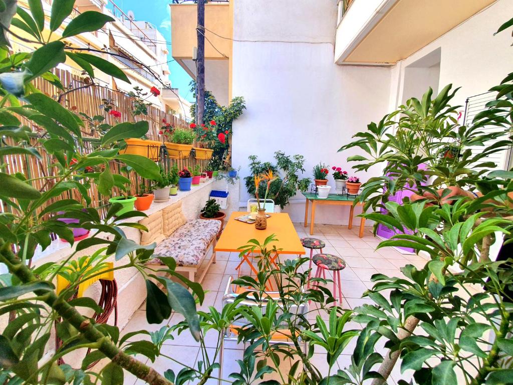 eine Terrasse mit Pflanzen und einem Tisch in der Unterkunft Casa Bonita, House with Private Entrance and Garden, between center and sea in Athen