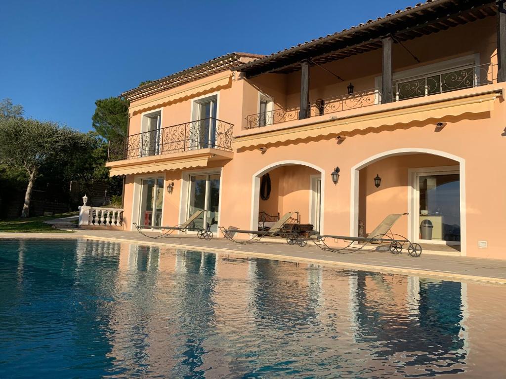 une maison avec une piscine devant dans l'établissement Villa Soley, à Cannes
