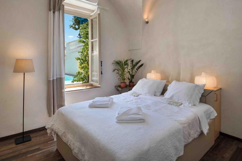 Una cama o camas en una habitación de Sandandstone villa Santorini