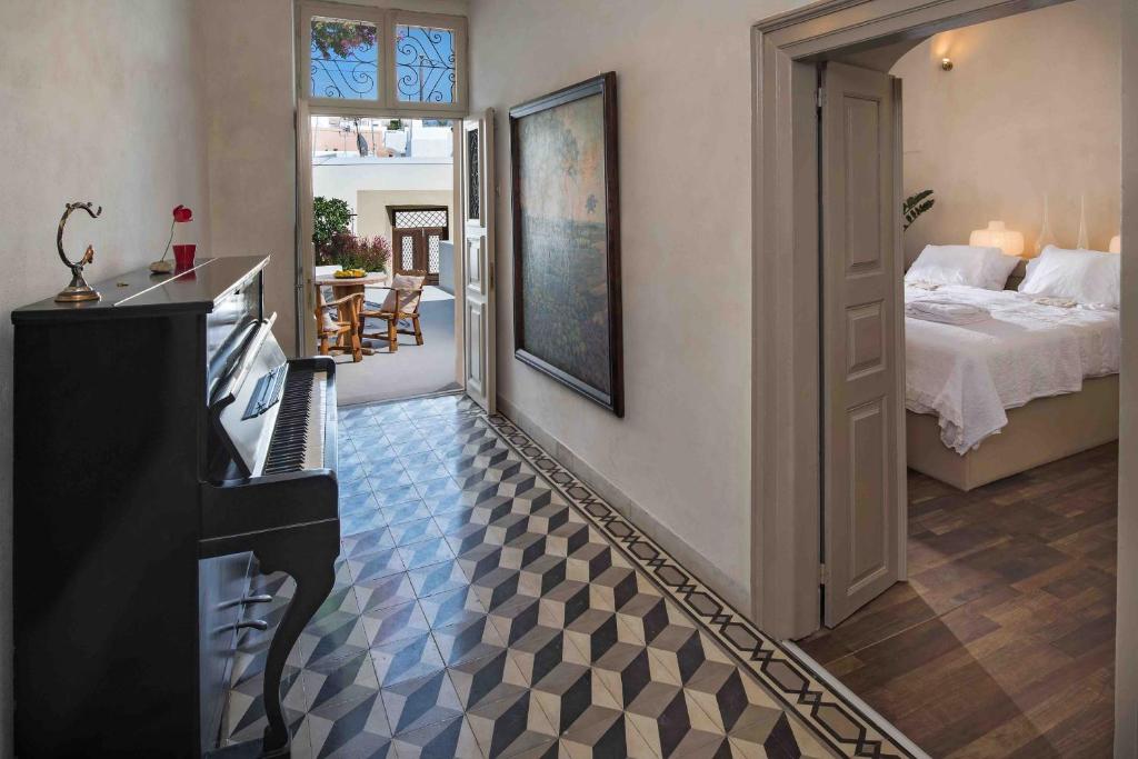 Una cama o camas en una habitación de Sandandstone villa Santorini