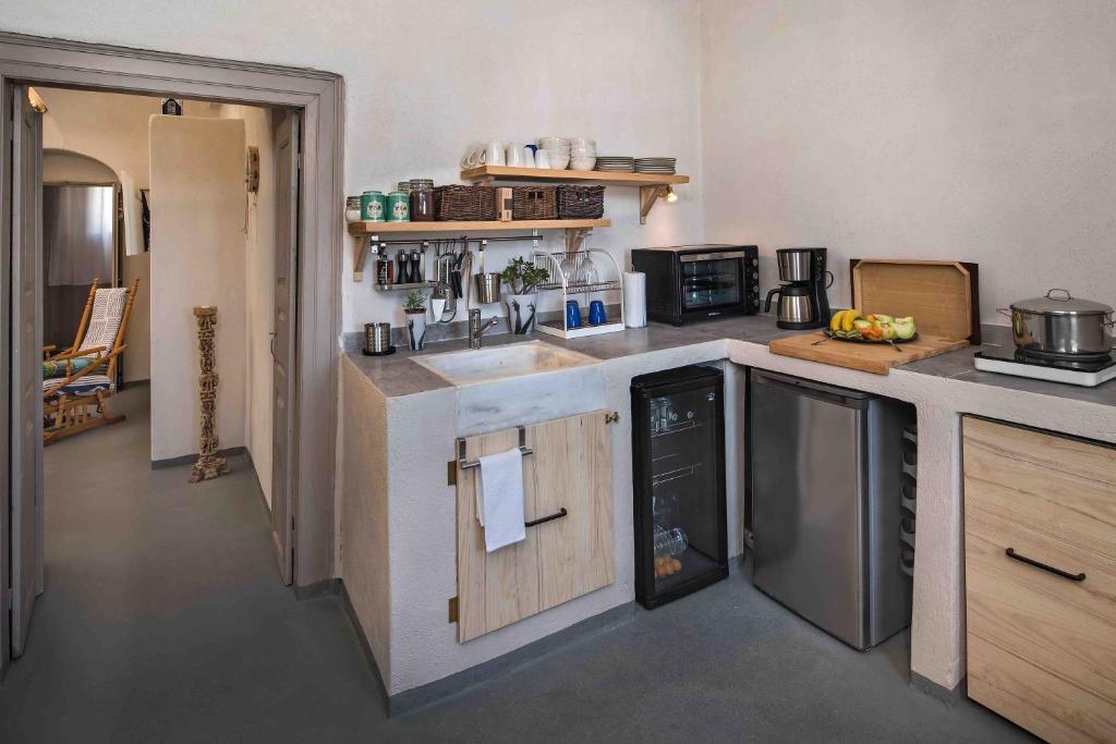 Una cocina o cocineta en Sandandstone villa Santorini