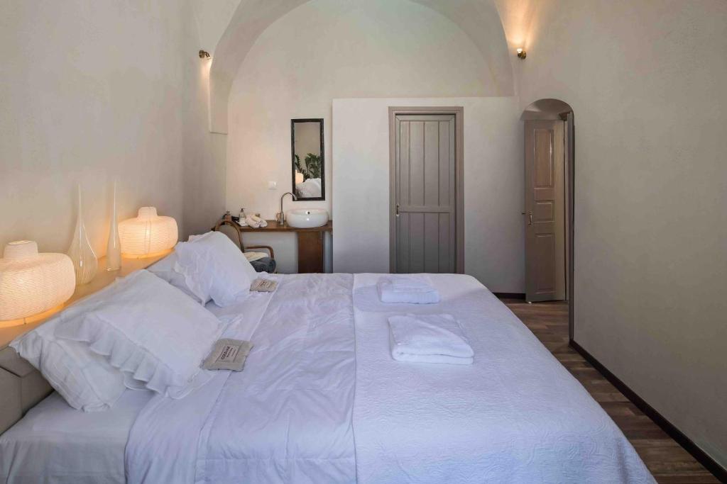 Una cama o camas en una habitación de Sandandstone villa Santorini