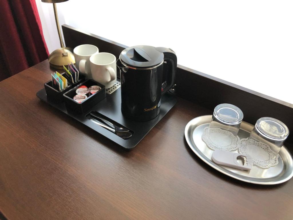Příslušenství pro přípravu čaje a kávy v ubytování Atlas Berlin Hotel