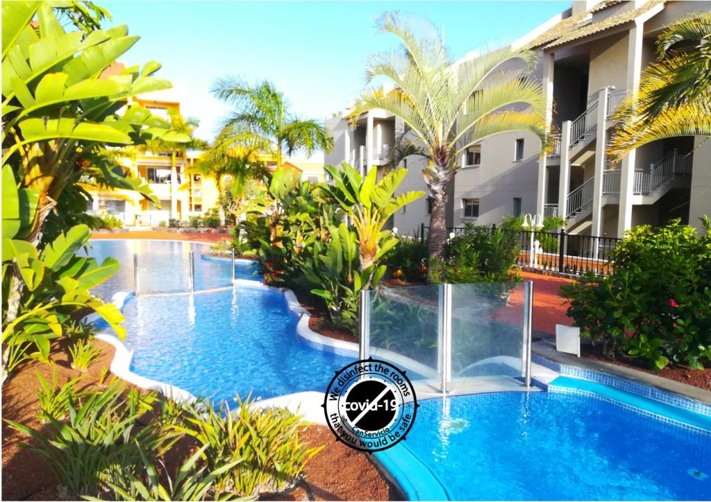 uma piscina no meio de um resort em Well refined apartment - stunning pool em Palm-mar