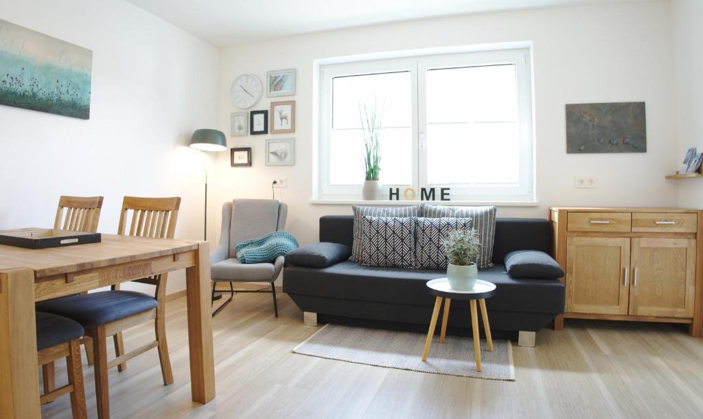 Televízia a/alebo spoločenská miestnosť v ubytovaní Berg' & Bluamen Appartements Stubai