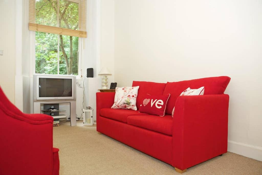 Cosy Haven with free WiFi and PS3 - Half a Mile from Holyrood Palace and Arthur Seat!