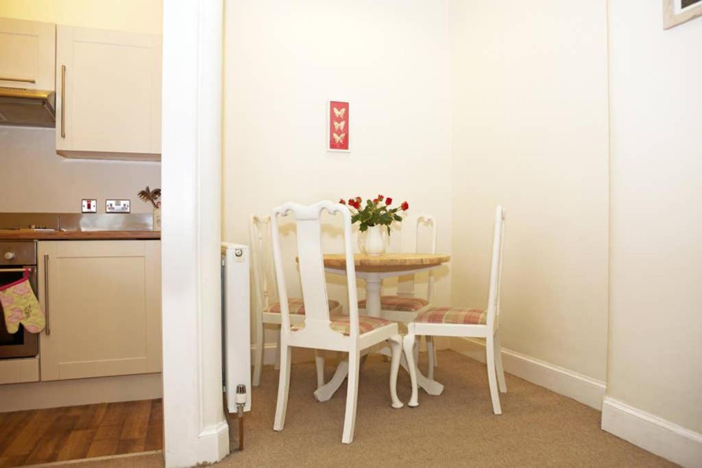 Cosy Haven with free WiFi and PS3 - Half a Mile from Holyrood Palace and Arthur Seat!