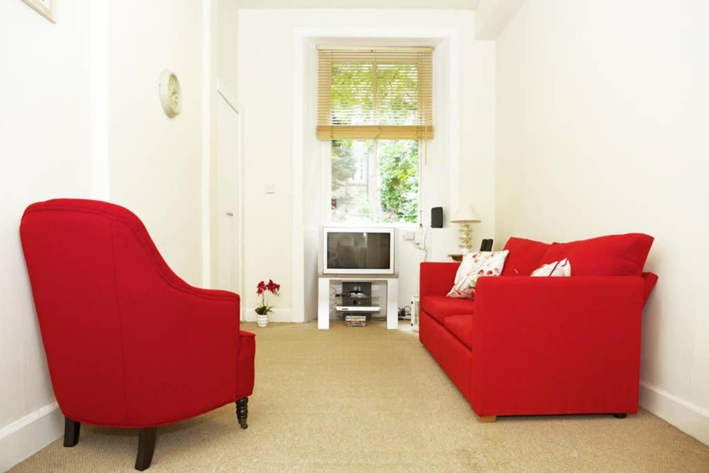 Cosy Haven with free WiFi and PS3 - Half a Mile from Holyrood Palace and Arthur Seat!