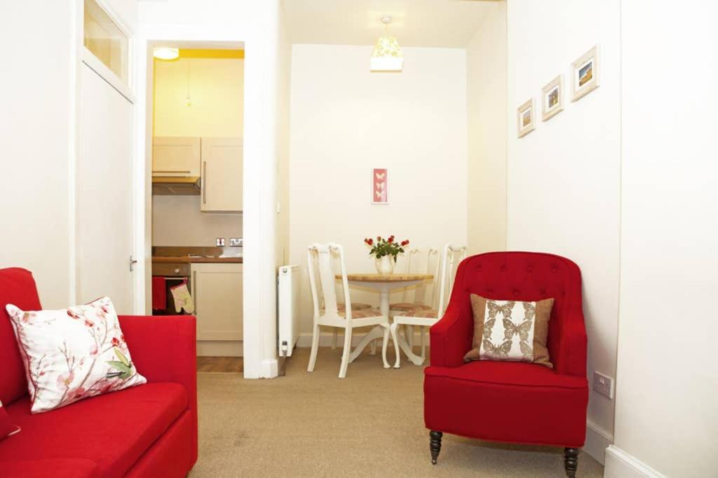 Cosy Haven with free WiFi and PS3 - Half a Mile from Holyrood Palace and Arthur Seat!